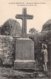 56.  ST-JEAN-BREVELAY. MONUMENT ERIGE AUX VICTIMES DE L'INCENDIE DU 28 AVRIL 1901. GROS PLAN.  ANIMATION. - Saint Jean Brevelay