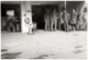 Photo Originale Garage Et Garagistes Au Stand De Remplacements De Roue Vers 1960 - Beroepen