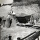 2 Petites Photos Originales Mineurs Et Wagonnets En Action - 2 Types De Wagons Pour Transporter La Roche Vers 1940 - Profesiones