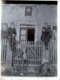 Amusant Tirage Photo Albuminé Original 3 Générations D'Hommes Posant Sur Un Portail Sous Une Plaque à Identifier 1900/10 - Personnes Anonymes