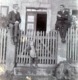 Amusant Tirage Photo Albuminé Original 3 Générations D'Hommes Posant Sur Un Portail Sous Une Plaque à Identifier 1900/10 - Personnes Anonymes