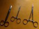 SERVICE DE SANTE : INSTRUMENT DE CHIRURGIE,LOT DE 2 PINCES D'OPERATION ET  1 CISEAU COURBE  , BON ETAT , VOIR PHOTO . PO - Equipaggiamento