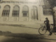 CPA  MONTELIMAR  LA BANQUE DE FRANCE  UNE JEUNE FEMME EN VELO ET  PANTANLON COURT POUR PEDALER  1900 - Montelimar