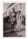 Photo Photographie Coureur Cycliste Avec Bouquet Devant Hotel Du Cheval Blanc Garage Station D' Autos Cyclisme Auto - Lieux