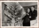 Etrange Photo Originale D'une Décoration De Sapin De Noël & Ses Boules Entourés De Toiles D'Araignée & Cadeaux Au Pied - Voorwerpen