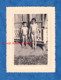 Photo Ancienne Snapshot - Portrait D' Enfant En Vacances - Petit Garçon & Sa Soeur -  Fille Torse Nu Pose Regard - Non Classés