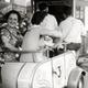 2 Photos Carrées Originales Retour En Enfance Mère & Fille Dans Un Manège De Petits à La Fête Foraine En 1955 - Pin-ups