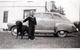 Photo Originale USA - Voiture Américaine Berline à Identifier Vers 1940/50 Avec Enfant Dans Son Costume De Marin & Chien - Automobiles