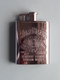 JIM BEAM Aansteker / Allumeur / Lighter / Leichter () +/- 7 X 5 Cm. / 80 Gram. ! - Andere & Zonder Classificatie