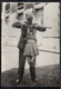 PETAIN  - WWII / PHOTO DU MARECHAL SOULEVANT UNE PETITE FILLE AVEC SA CANNE (ref LE3813) - 1939-45