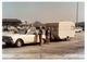 2 Photos Couleurs Amateur B.B. Originales - Vacances, Ford Taunus 17 M P5 Ou Ford Taunus 20 M P7 & Caravane Au Péage - Automobiles