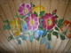 EVENTAIL BRISE Tout En BOIS - Fleurs Peintes, Monogramme Au Dos Peint JC - Fans