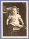 PHOTO ORIGINALE 12,5 X 17,5 Cm MAI 1948 - PETIT GARCON OU PEITE FILLE ASSIS SUR UN CHAISE - BÉBÉ BABY - Persone Anonimi
