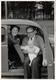 Photo Originale Käfer - Parents Présentant Leur Bébé Assis Dans Leur Volkswagen Coccinelle Vers 1950/60 - Automobili