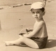 PHOTO 11,5 X 17,5 TROUVILLE 1947 - PETIT GARCON Sur La PLAGE En MAILLOT De BAIN - CASQUETTE MER SABLE SEAU - ZOOM - Persone Anonimi