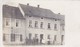 AK Foto Deutsche Soldaten Und Zivilisten Vor Wohnhaus - 1. WK (45983) - Weltkrieg 1914-18