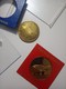 2 Money Coins And Chief Yeoman Warder Tower Of London Solid Bronze UK Gran Bretagna - Monarquía/ Nobleza