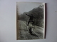 QUI SERA IDENTIFIER CETTE PHOTO 24 Cm X 18 Cm DES ANNEES 20/24, EQUILIBRISTE A MOTO, VOIR VERSO - Andere & Zonder Classificatie