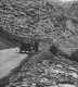 ENVIRONS DE BARCELONNETTE - ROUTE DE JAUSIERS A LA CONDAMINE LONGEANT L' UBBAYE - VIEILLE VOITURE - CPA NON VOYAGEE - Barcelonnette