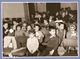 PHOTO 1956 STUDIO BOURDIN CLICHY 12,5 X 17,5 Cm - PETITS GARCONS Et PETITES FILLES ASSIS QUI REGARDENT UN SPECTACLE - Persone Anonimi