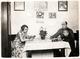 Photo Originale Après-Midi En Famille Vers 1930/40 - Maman à La Lecture, Papa à L'écriture Et L'enfant Jouant à La Ferme - Personnes Anonymes