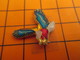 0220 Pin's Pins / Beau Et Rare  / THEME ANIMAUX / OISEAU EN VOL AIGLE TRICOLORE - Animaux