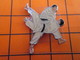 2719 Pin's Pins / Beau Et Rare  / THEME SPORTS / JUDO KARATE - Judo