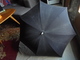 Delcampe - Ancien - Grande Ombrelle Noire Tige Et Poignée En Bois - Umbrellas, Parasols