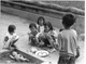 Photo Cambodge Pnom Penh Jeux D'enfants Simulant Des Enterrements, Suites De La Tragédie Du Pays Photo Vivant Univers - Places