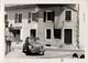 Photo Originale Citroën 2 CV AZL, La 2 CV Classique Devant Le Café De La Poste à Saint Laurent Du Jura En 1960 - Automobiles