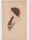 Cpa Fantaisie Dessinée ( Signature Illisible) / Jeune Femme  à La Longue Chevelure , Fleurs Au Corsage - Vrouwen