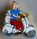 Pins SUPERBE GRAND PIN'S TINTIN ET MILOU SUR VESPA,MESURE 5cm X 5cm FINITION DORE, 20 EX Voir Les 2 Photos - Cómics