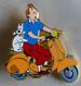 Pins SUPERBE GRAND PIN'S TINTIN ET MILOU SUR VESPA,MESURE 5cm X 5cm FINITION DORE, 20 EX Voir Les 2 Photos - BD