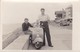DOS HOMBRES CON UNA MOTONETA. MAR DEL PLATA, ARGENTINA. AÑO 1955. MOTORCYCLE, MOTO. PHOTO SIZE: 14X9CM -LILHU - Cyclisme