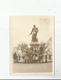 LA ROCHELLE (17) PHOTO AVEC ETUDIANTS DE POITIERS DEVANT LA STATUE DE L'AMIRAL DUPERRE MARS 1965 - Plaatsen