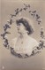 AK Frau In Kleid Mit Schmuck - Blumenschmuck - Hamburg 1911 (47081) - Frauen