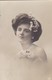 AK Frau Mit Blumen Im Haar - Porträt - Tlw. Handcoloriert - Apenrade 1909 (47112) - Frauen