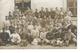 T.B. Carte Photo Animée De Militaires Du 155 ème Régiment D'Infanterie Qui Posent Devant La Caserne ( Gobelet à La Main - Casernes