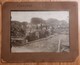 GRANDE PHOTOGRAPHIE CARTONNEE VIDAUBAN SOLDATS MILITAIRES SCIERIE BUCHERON MANOEUVRE CAMION CONSTRUCTION TRAVAUX 83 VAR - Vidauban