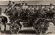 Cpa Carte Photo Soldats Grande Guerre Sur Chariot En Fleurs. - Krieg, Militär