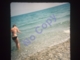 Diapositive Amateur Slide 1975 Jeune Femme En Maillot De Bain Rentre Dans L Eau - Diapositives