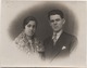 Fotografia Cm. 8,7 X 11,1 Con Coppia Di Sposi. Retro: Luvigliano (Torreglia, Padova) 15.01.1930 - Persone Anonimi