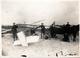 Photo Originale Groupe De Jeunes Pilotes Ingénieurs & Crash D'Avion Léger Tiré Par Un Cheval Sur La Plage Vers 1910/20 - Aviation