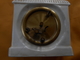Delcampe - Pendule Ancienne Chien Bouledogue Céramique (?) - Alarm Clocks