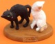 Statuette Sur Socle L' Amour Des Chats   " Faisons La Paix " - Tiere