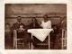 Photo Originale 2 Couples Au Salon De Jardin Et Ours En Peluche Blanc & Brun Sur Les Genoux Des Hommes Vers 1920 - Personnes Anonymes