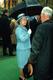 Photo Couleur Originale La Reine Elizabeth II Et Le Prince Philip Duc D'Edimbourg En Promenade Sous Parapluie - Célébrités