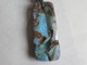 Opale Boulder D'Australie Dans Sa Gangue Vendue Avec Support Lacet Cuir Pour être Portée En Pendentif - Minerales