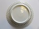 Delcampe - 586 - Ancienne Assiette Porcelaine Bord Ajourée - Décor De Fleurs - Roses - Filets D’or - Autres & Non Classés