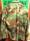 ARMEE AMERICAINE U.S : VESTE MILITAIRE CAMOUFLEE , TAILLE MEDIUM REGULAR  , UN PATCH SUR LA MANCHE A ETE RETIRE , ETAT V - Uniformes